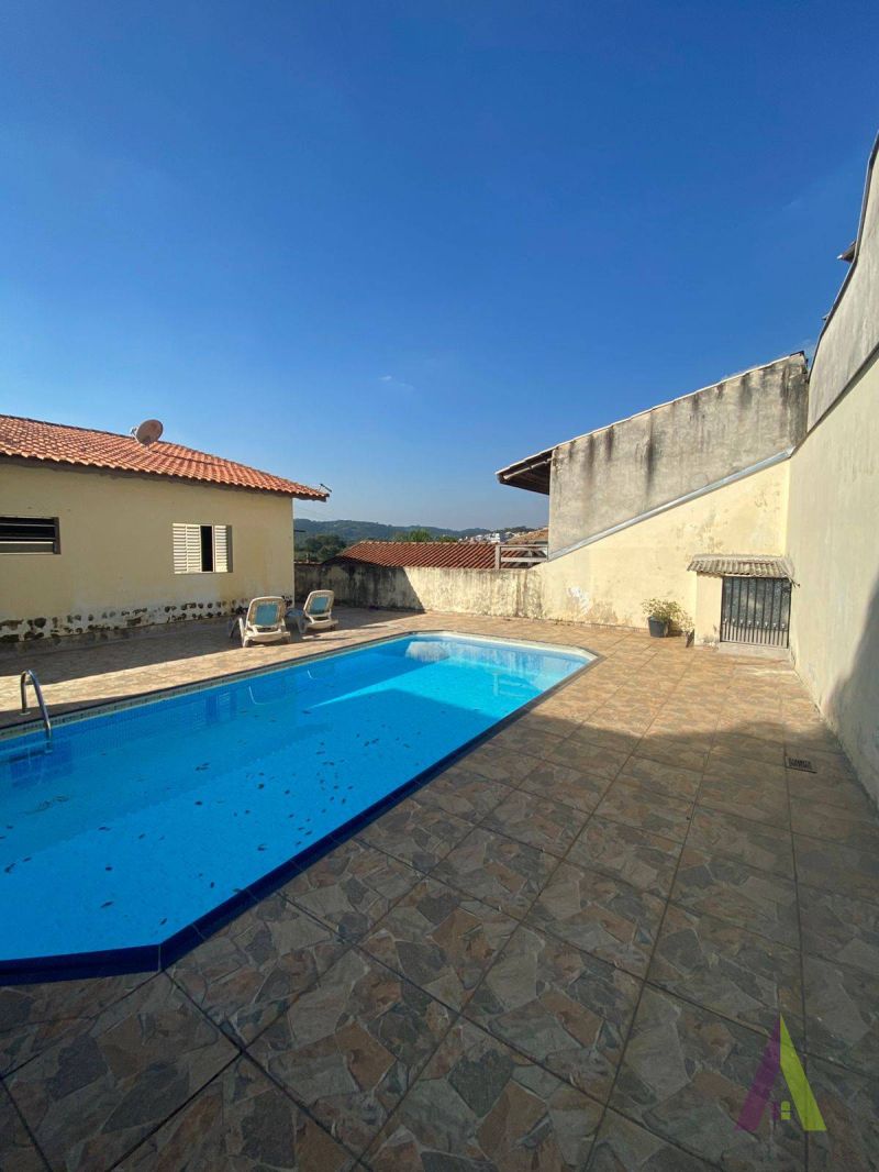 Casa com Piscina em Condomínio Fechado de São Roque!