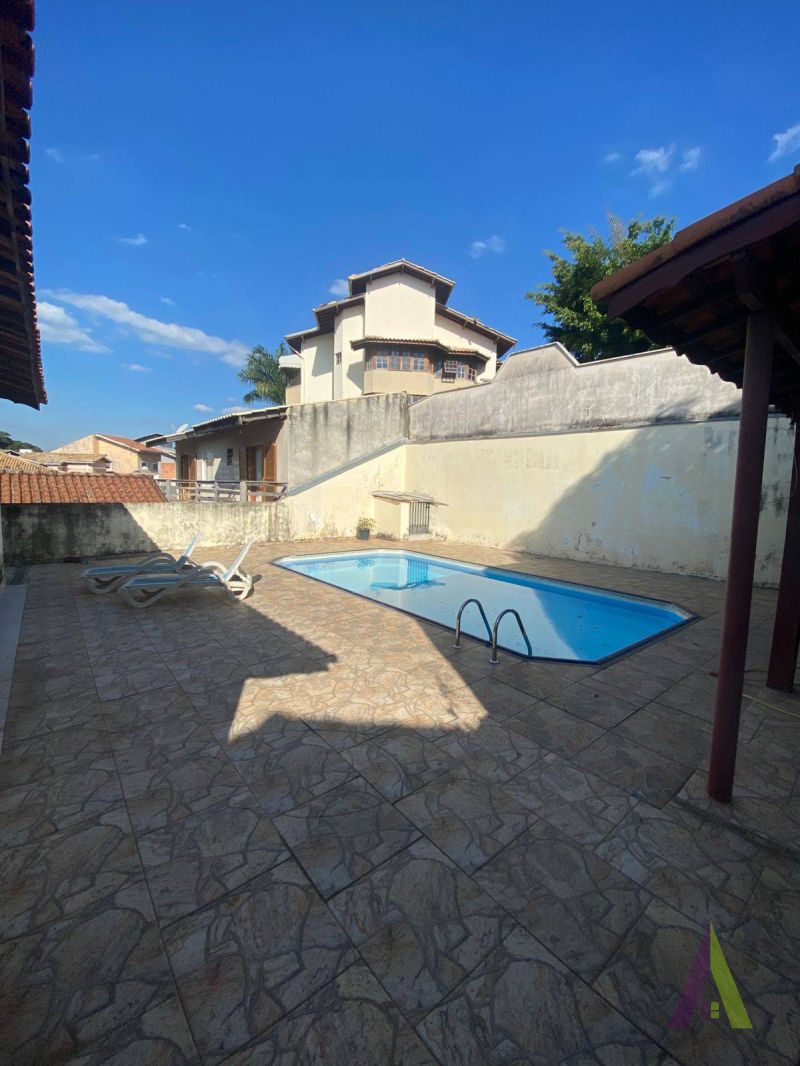 Casa com Piscina em Condomínio Fechado de São Roque!