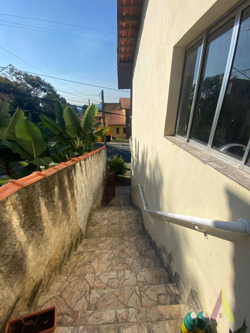 CASA COM PISCINA EM CONDOMÍNIO FECHADO D...