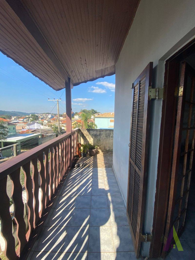 Casa com Piscina em Condomínio Fechado de São Roque!