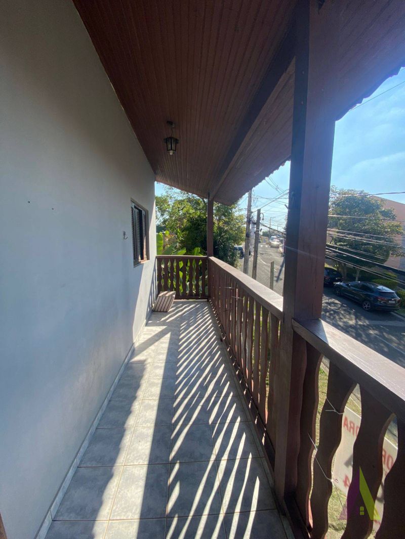 Casa com Piscina em Condomínio Fechado de São Roque!