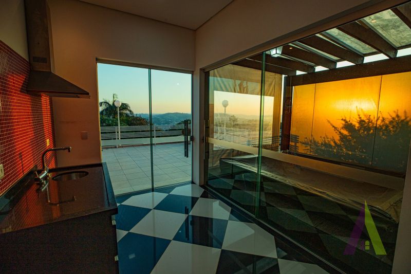 Casa Alto Padrão em Condomínio de São Roque!