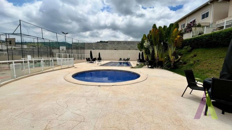 Casa em Condomínio Fechado em São Roque!