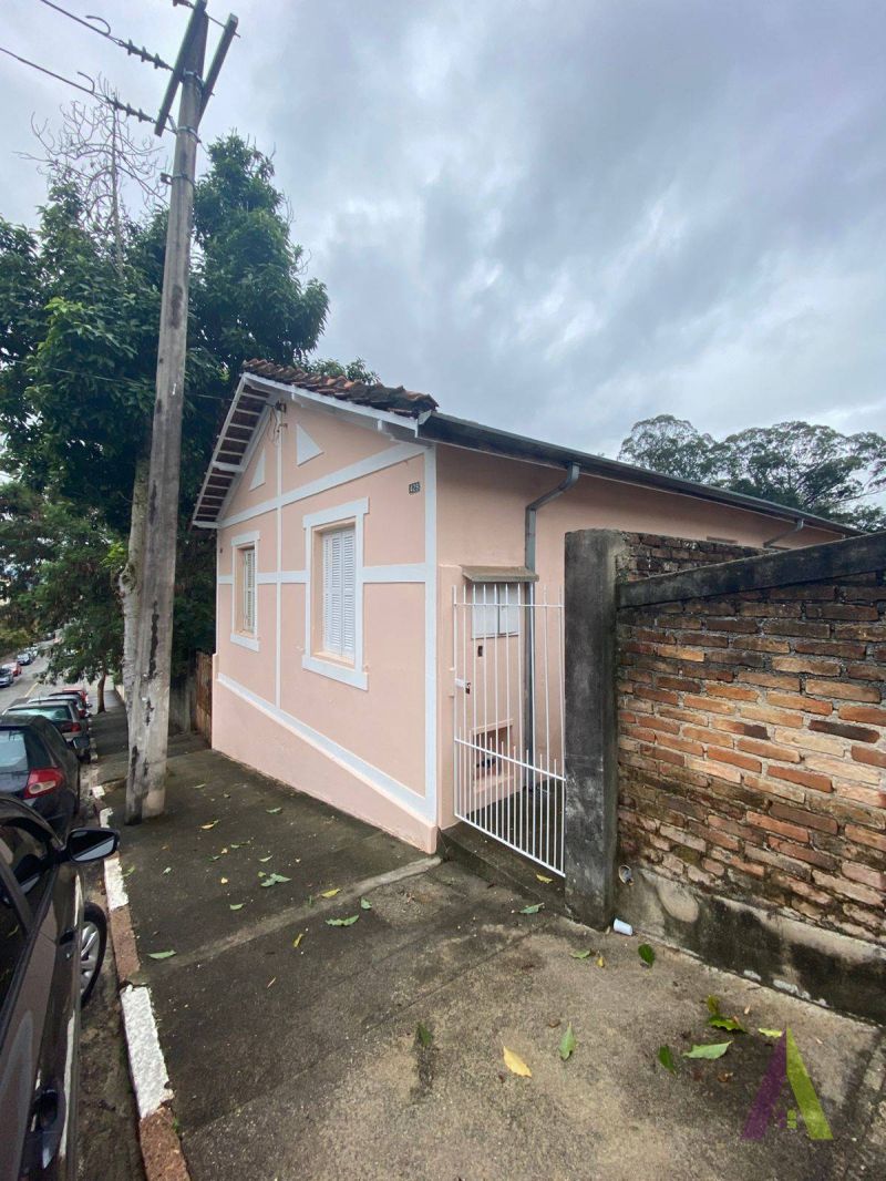 Casa no Centro de São Roque!