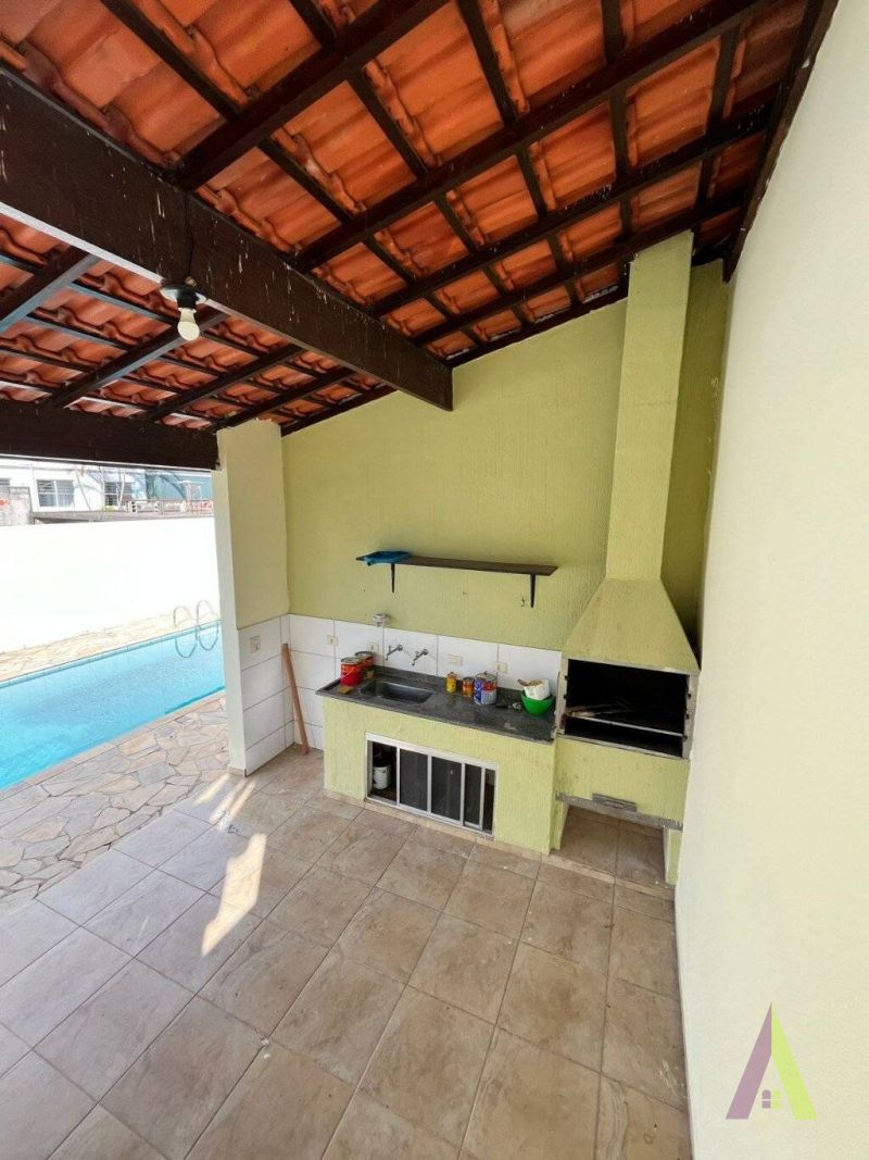 Casa Térrea com Lazer Completo em São Roque!