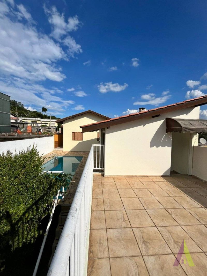 Casa Térrea com Lazer Completo em São Roque!