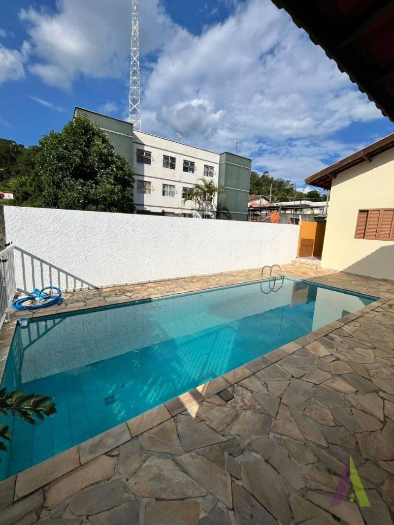 Casa Térrea com Lazer Completo em São Roque!