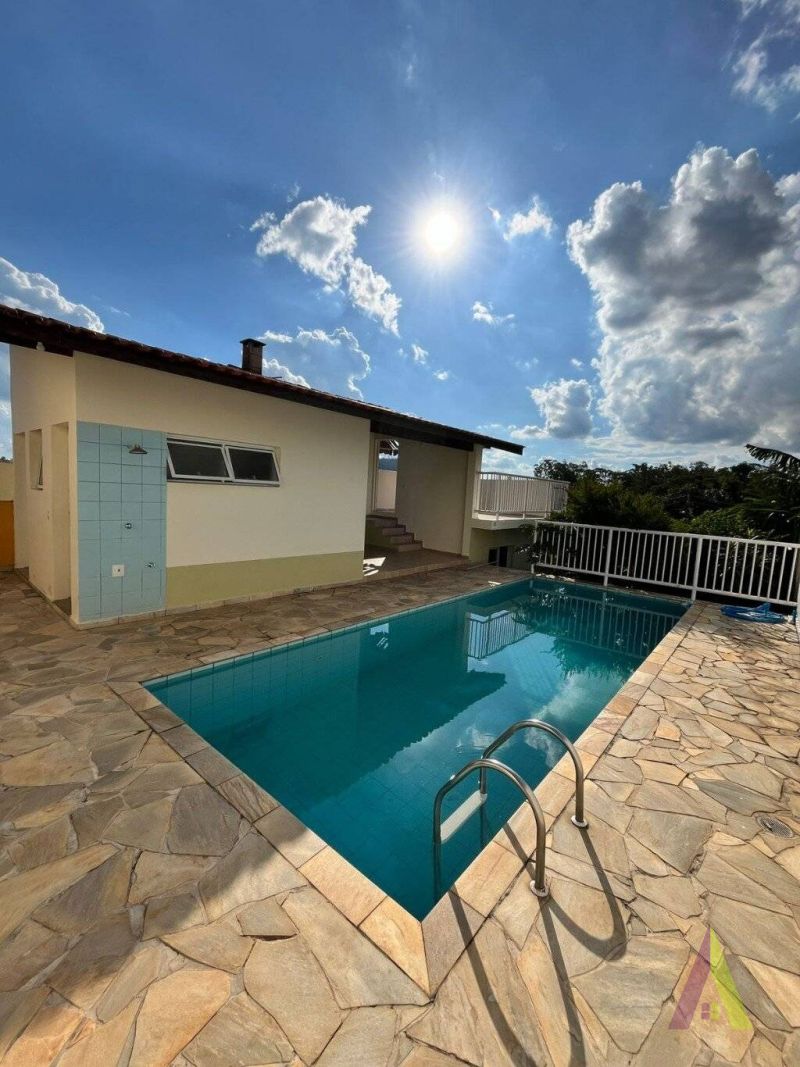 Casa Térrea com Lazer Completo em São Roque!
