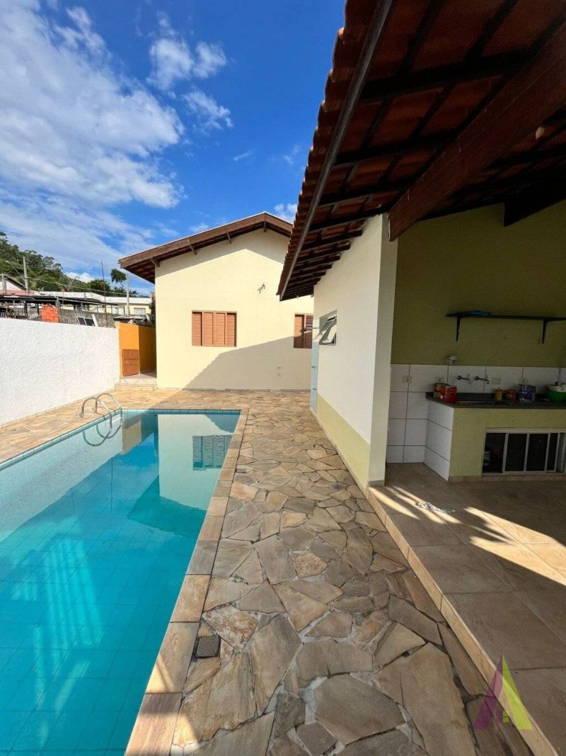 Casa Térrea com Lazer Completo em São Roque!