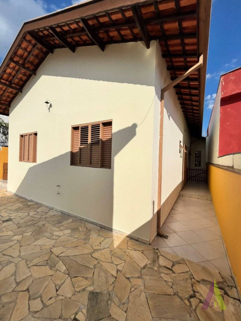 Casa Térrea com Lazer Completo em São Roque!