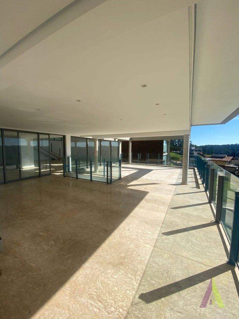 Casa em Condomínio de Alto Padrão em São Roque!