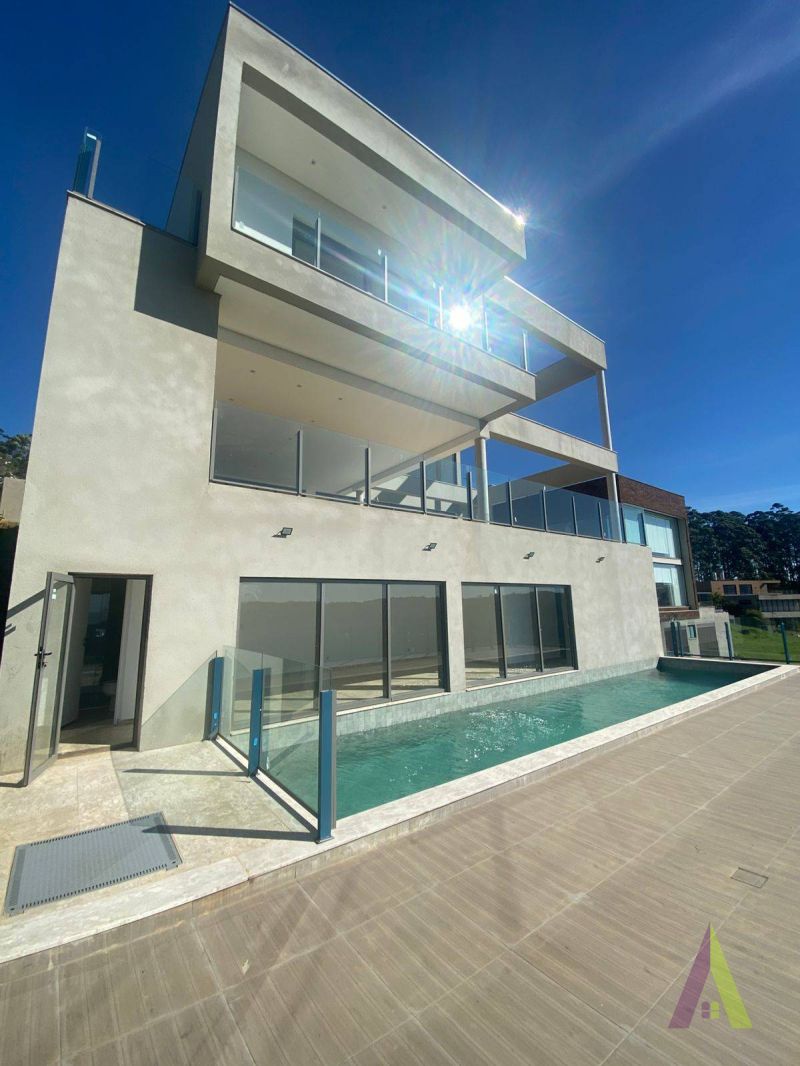Casa em Condomínio de Alto Padrão em São Roque!