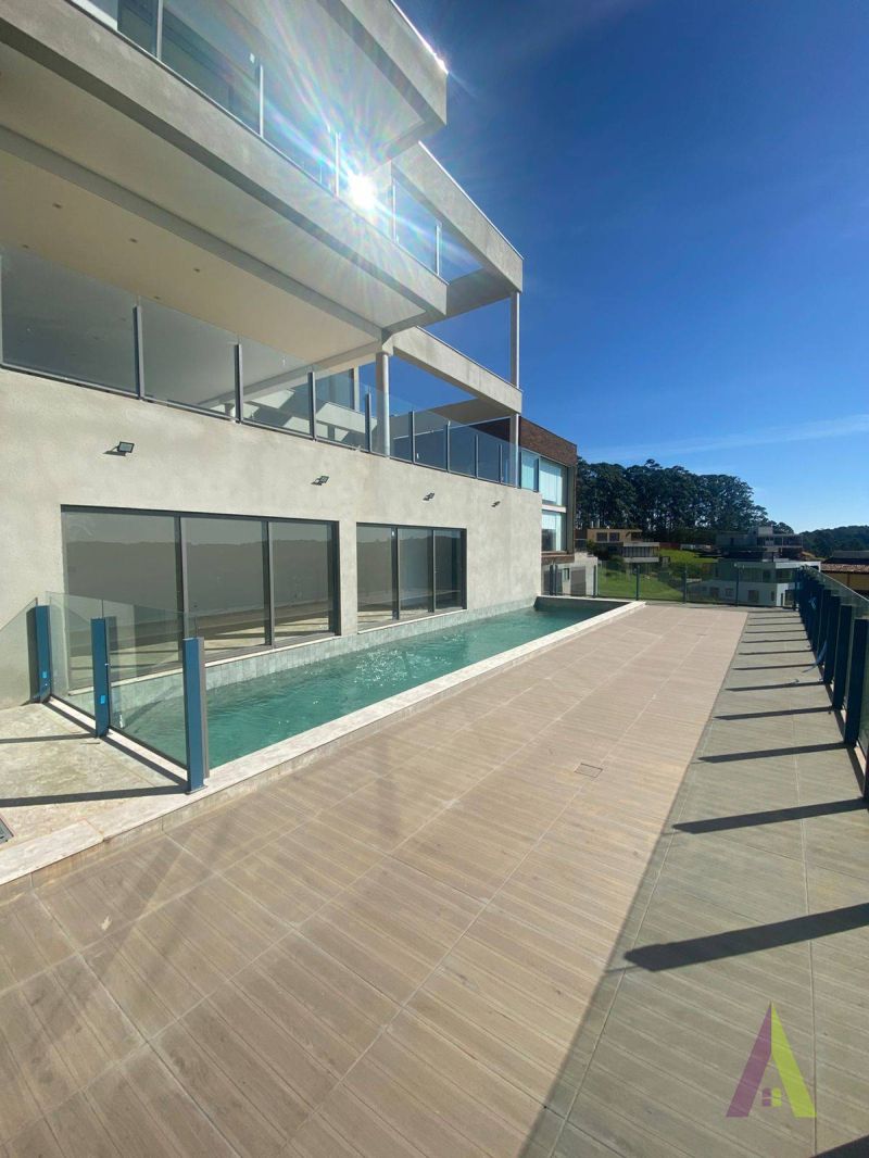 Casa em Condomínio de Alto Padrão em São Roque!