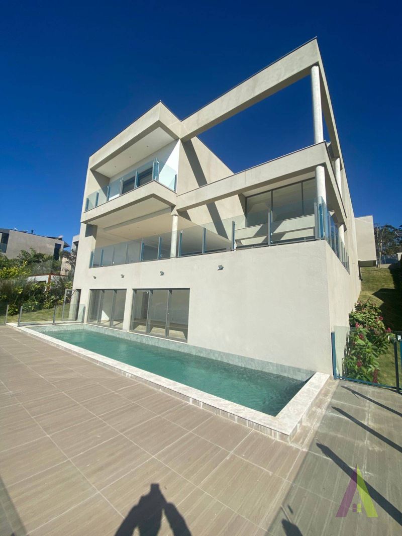 Casa em Condomínio de Alto Padrão em São Roque!