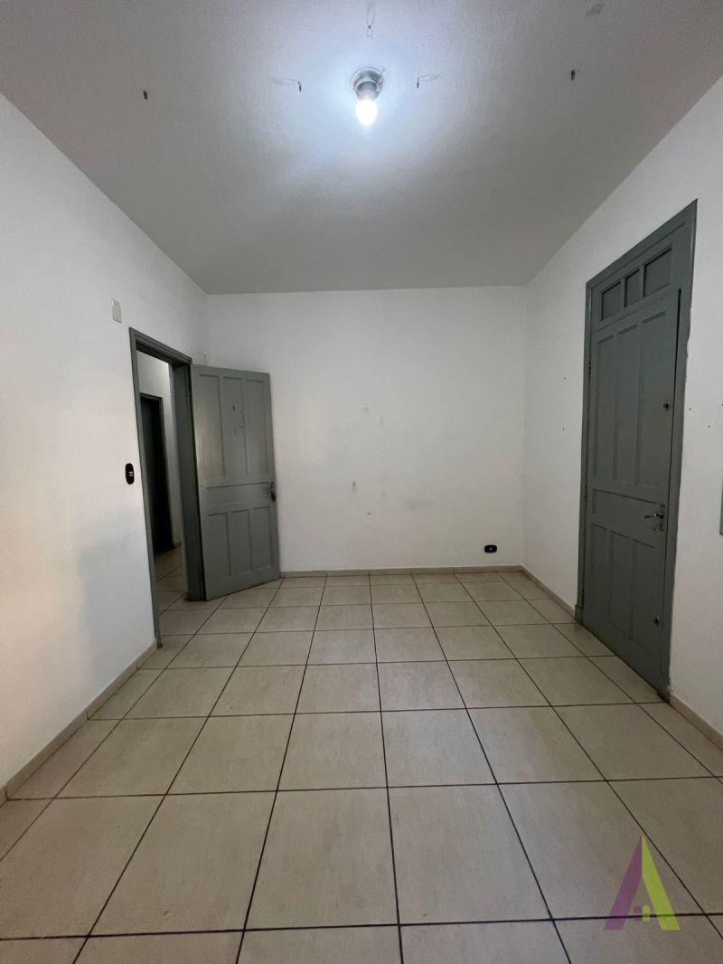 Sala Comercial na Praça da Matriz em São Roque!