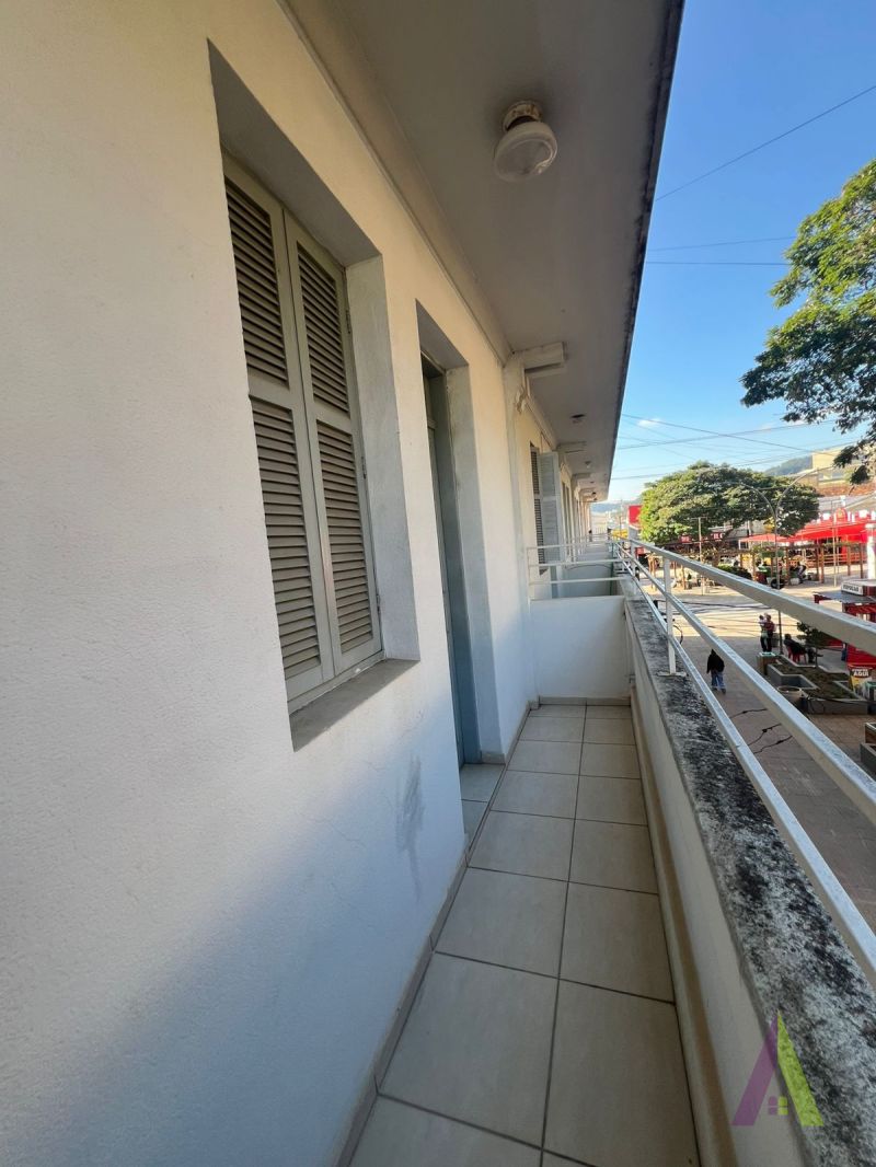 Sala Comercial na Praça da Matriz em São Roque!