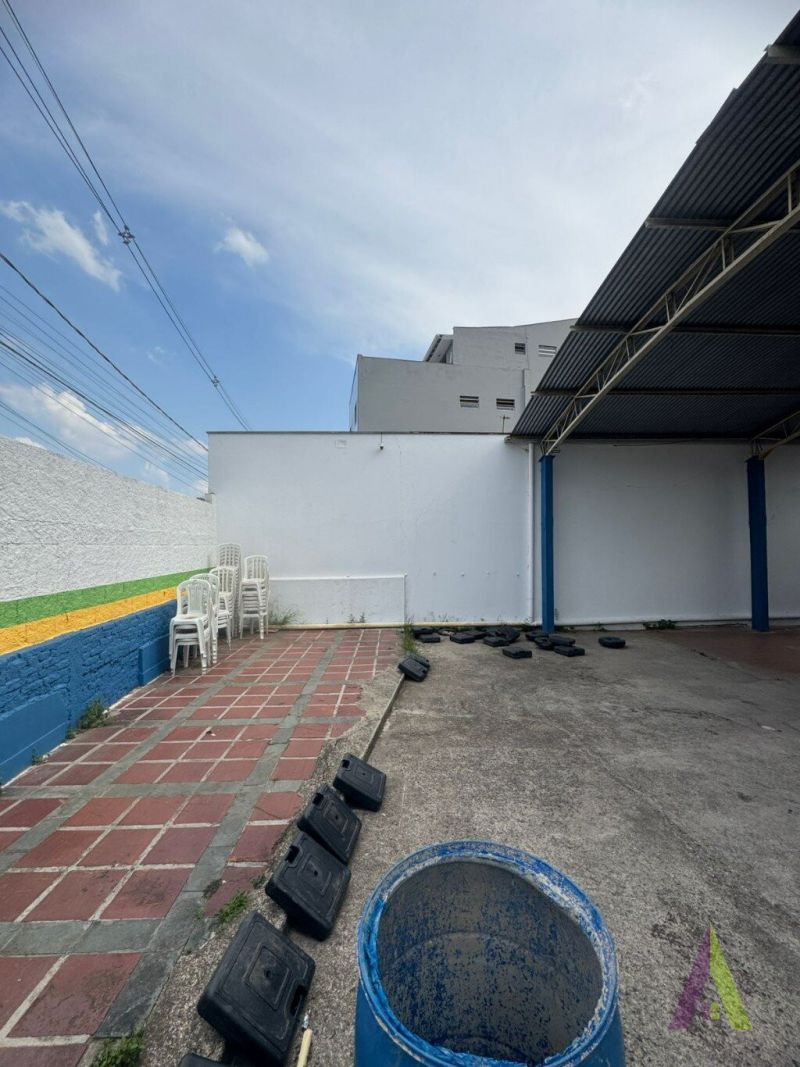 Galpão em Avenida Comercial de São Roque! 