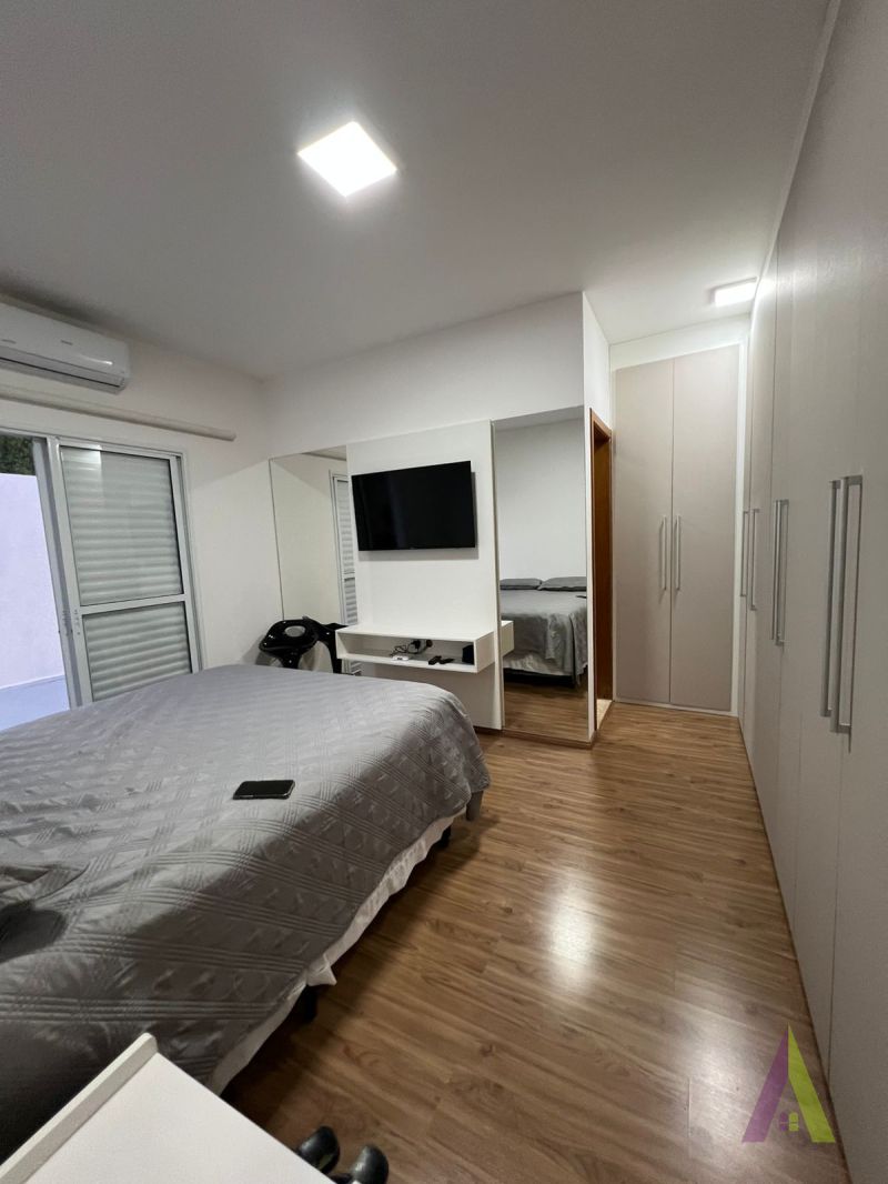 Casa Térrea em Condomínio Fechado de São Roque!