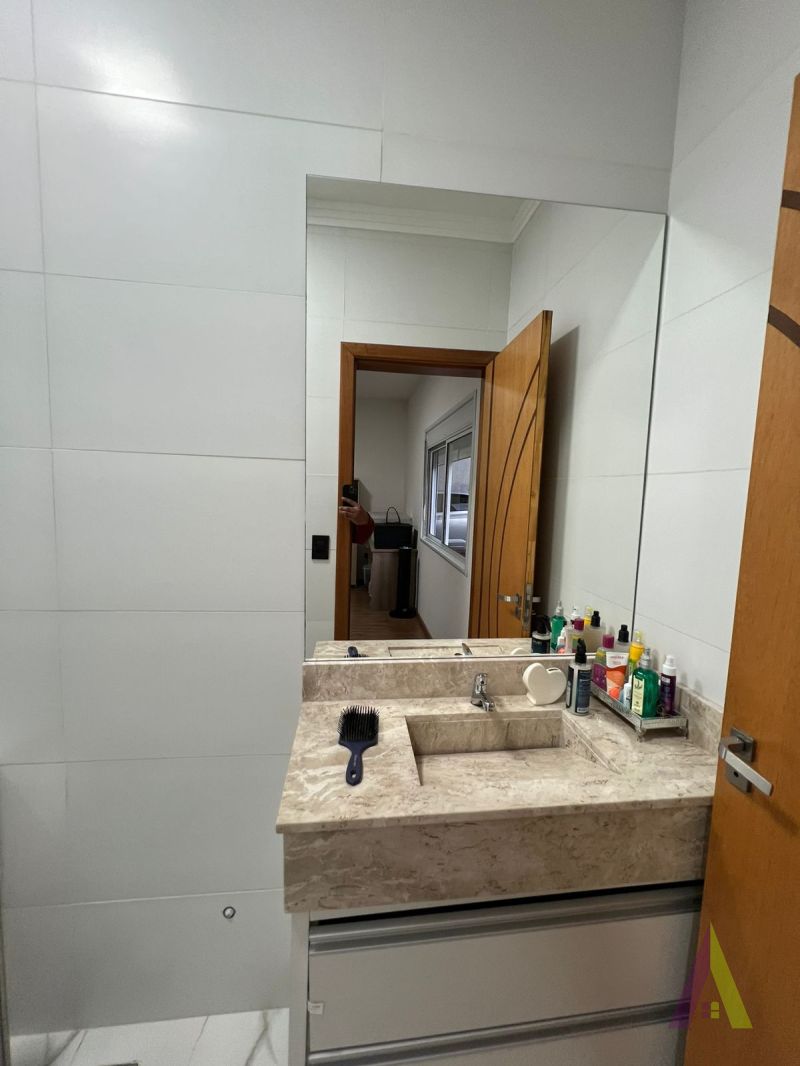 Casa Térrea em Condomínio Fechado de São Roque!