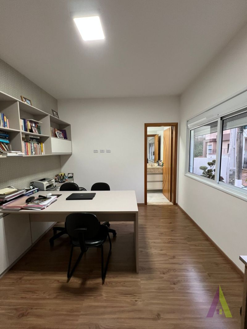Casa Térrea em Condomínio Fechado de São Roque!