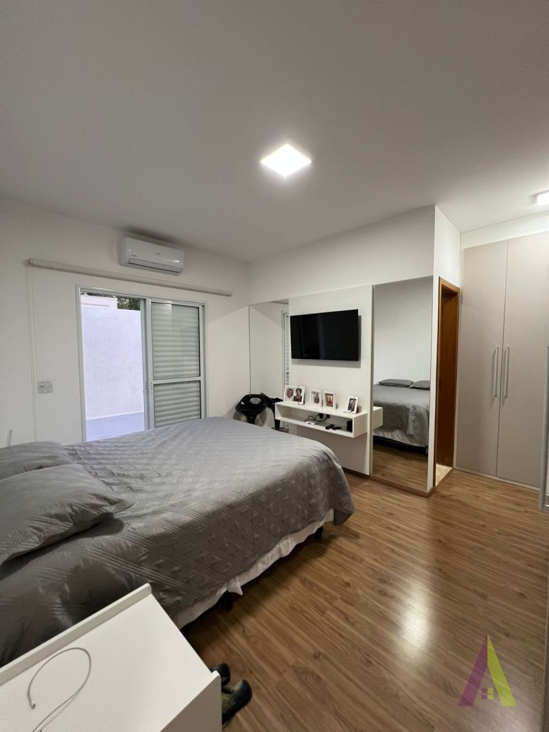 Casa Térrea em Condomínio Fechado de São Roque!