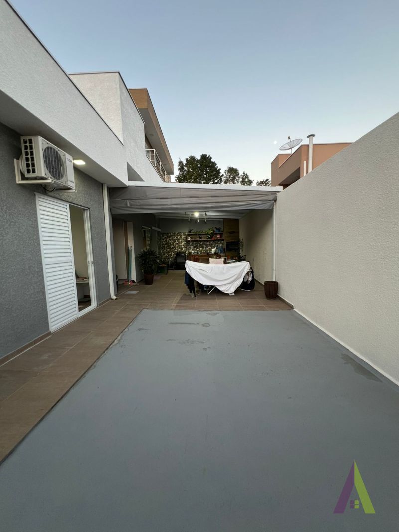 Casa Térrea em Condomínio Fechado de São Roque!