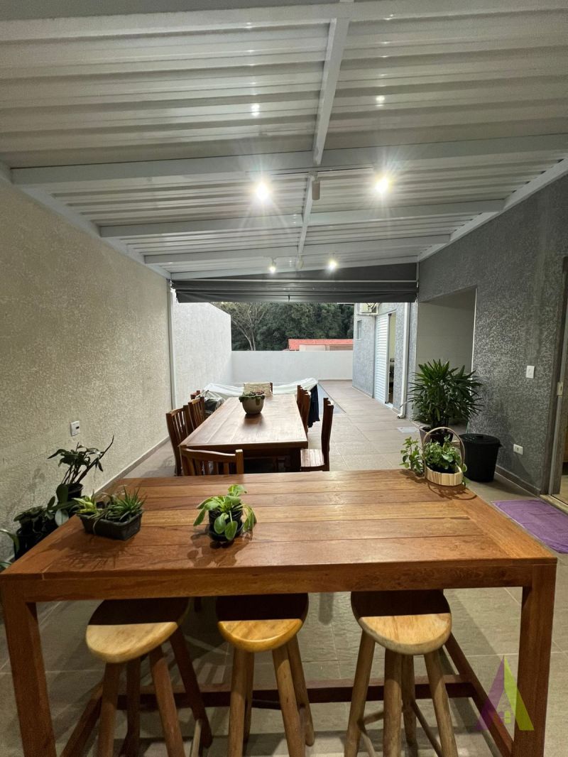 Casa Térrea em Condomínio Fechado de São Roque!