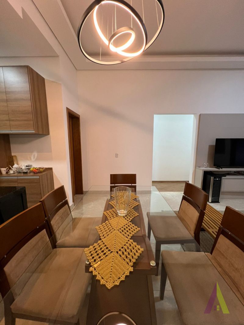 Casa Térrea em Condomínio Fechado de São Roque!