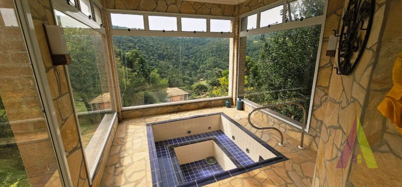 Casa de Alto Padrão em Condomínio Fechado de São Roque!