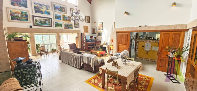 Casa de Alto Padrão em Condomínio Fechado de São Roque!