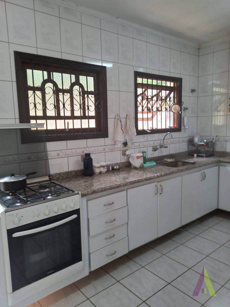 Casa em Condomínio Fechado com Área de Lazer Completa de São Roque!