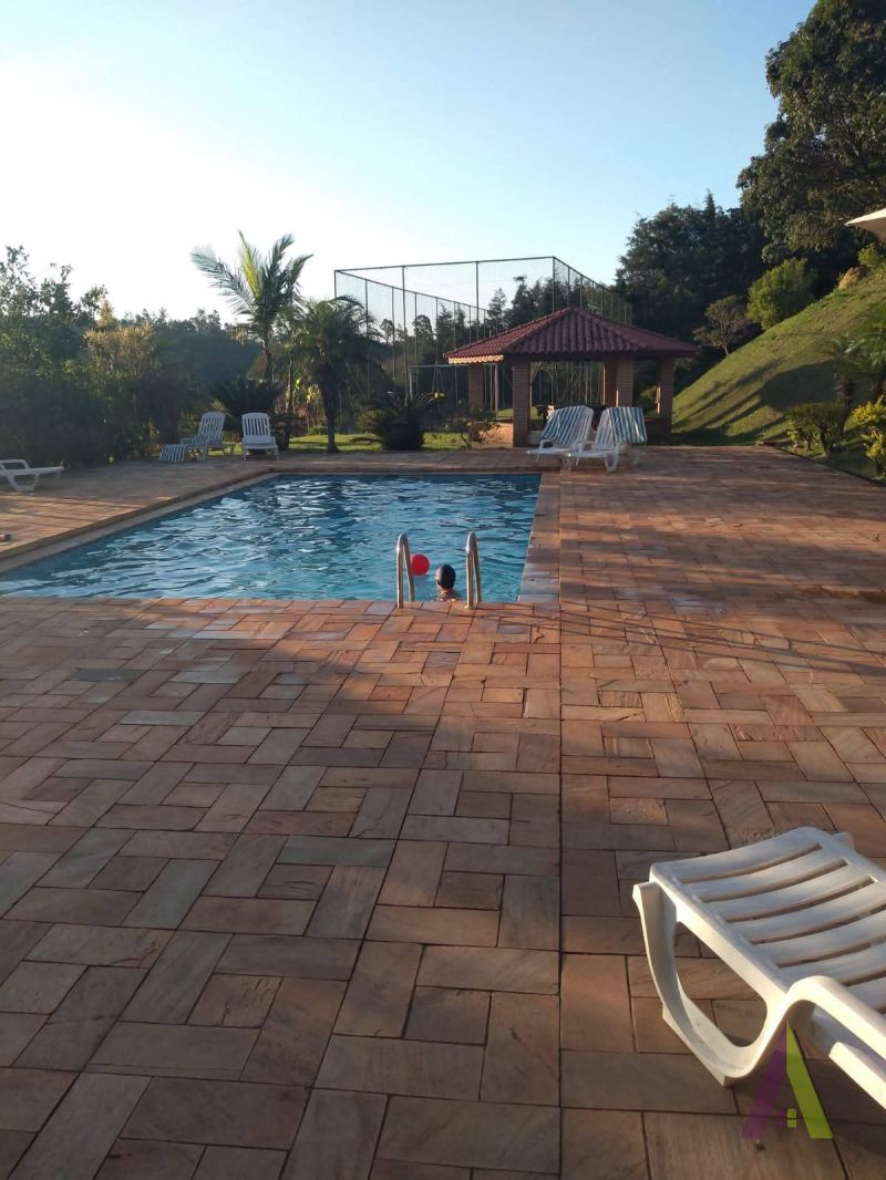 Casa em Condomínio Fechado com Área de Lazer Completa de São Roque!