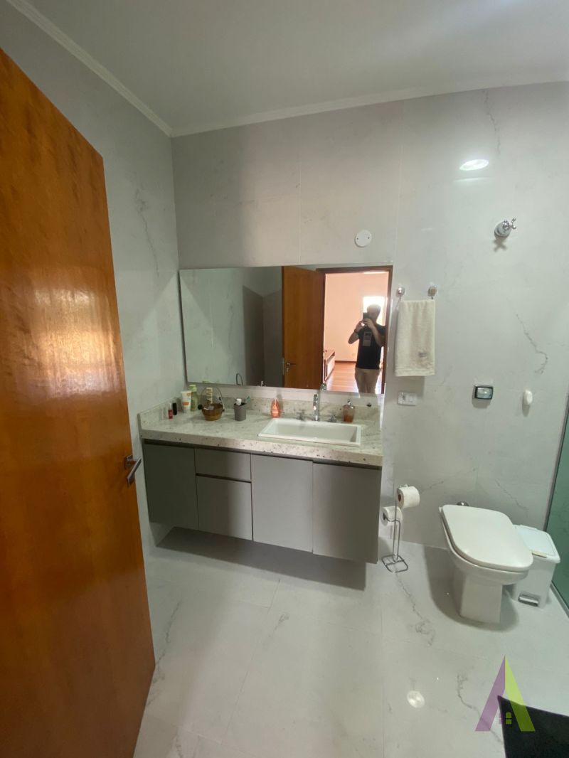 Casa em Condômino Fechado de São Roque!