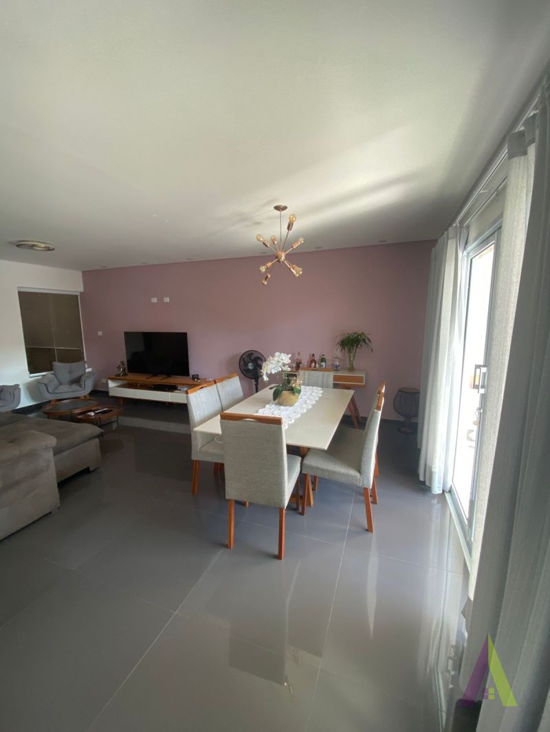 Casa em Condômino Fechado de São Roque!