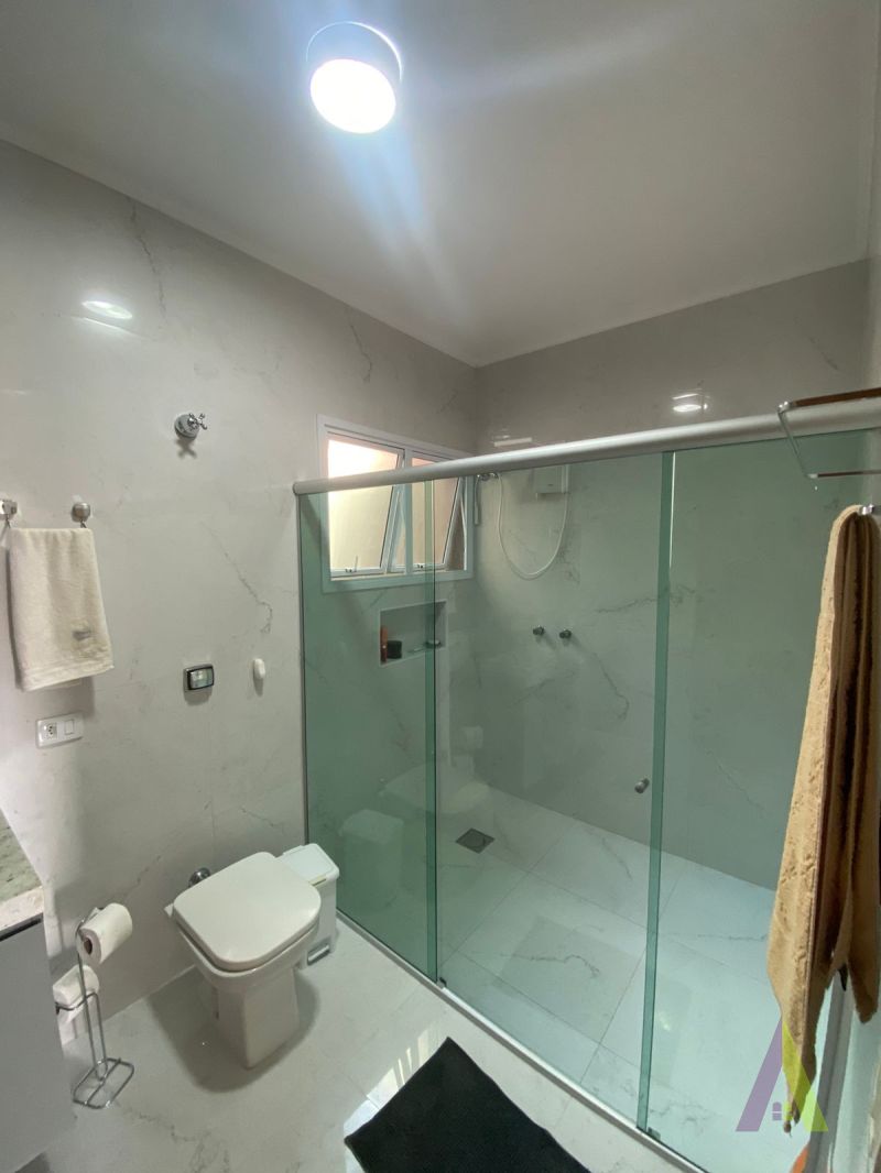 Casa em Condômino Fechado de São Roque!