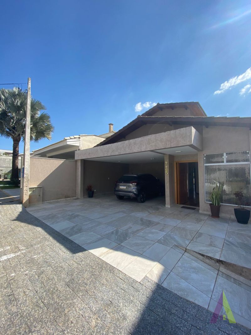 Casa em Condômino Fechado de São Roque!
