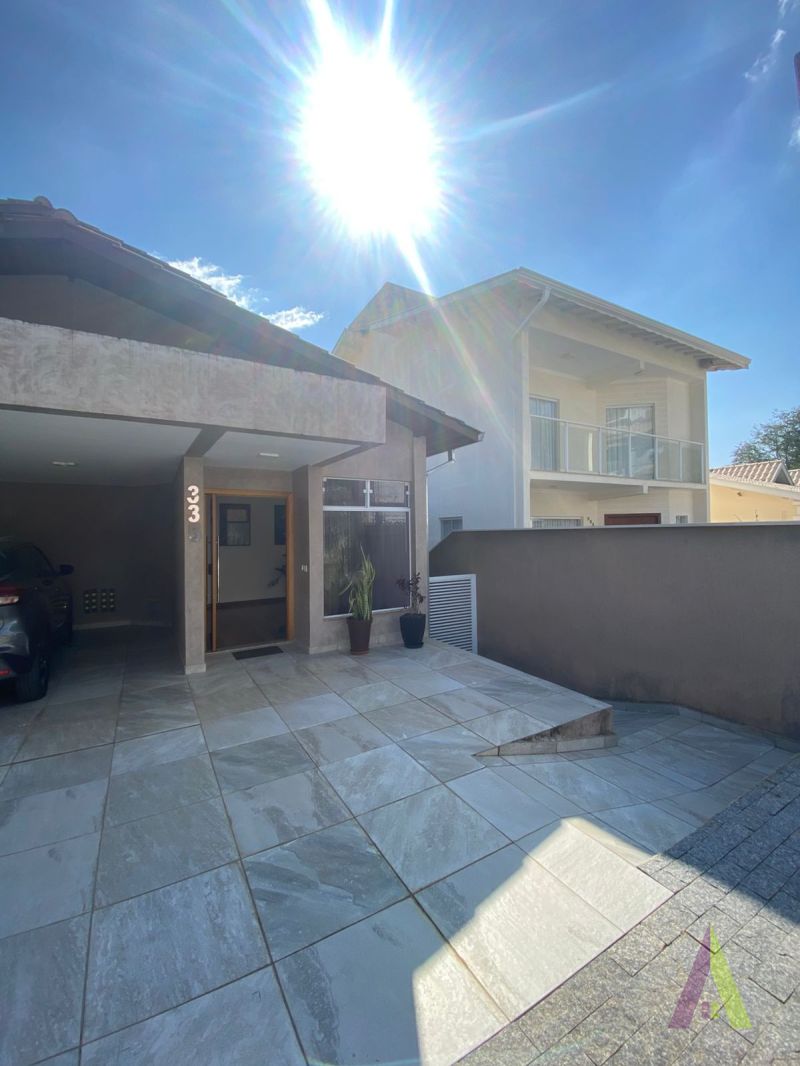 Casa em Condômino Fechado de São Roque!