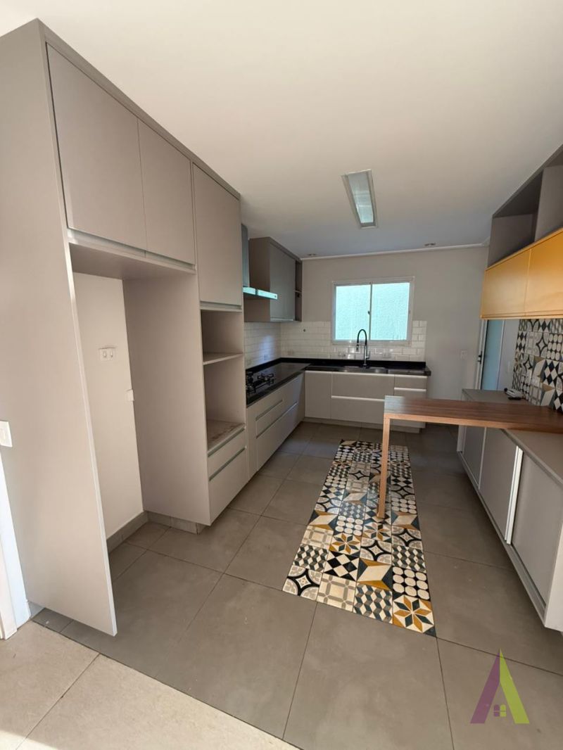 Casa em Condomínio Fechado de São Roque! 