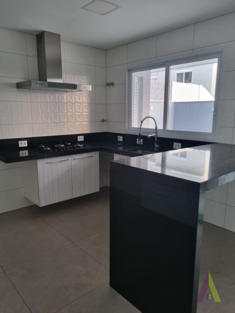 Sobrado em Condomínio de Alto Padrão em São Roque!