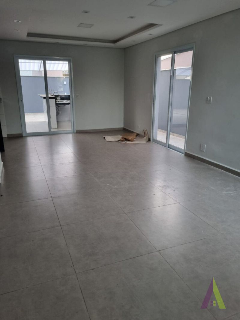 Sobrado em Condomínio de Alto Padrão em São Roque!
