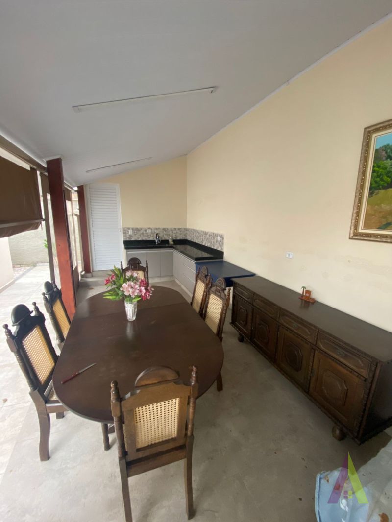 Casa Térrea em Bairro Tradicional de São Roque!