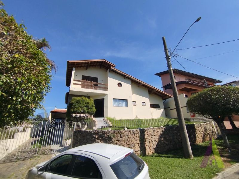 Casa em Condomínio Fechado de Alto Padrão em São Roque!