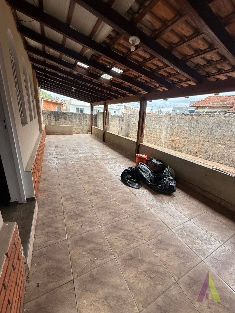 Casa Térrea sem Vaga de Garagem em São Roque!