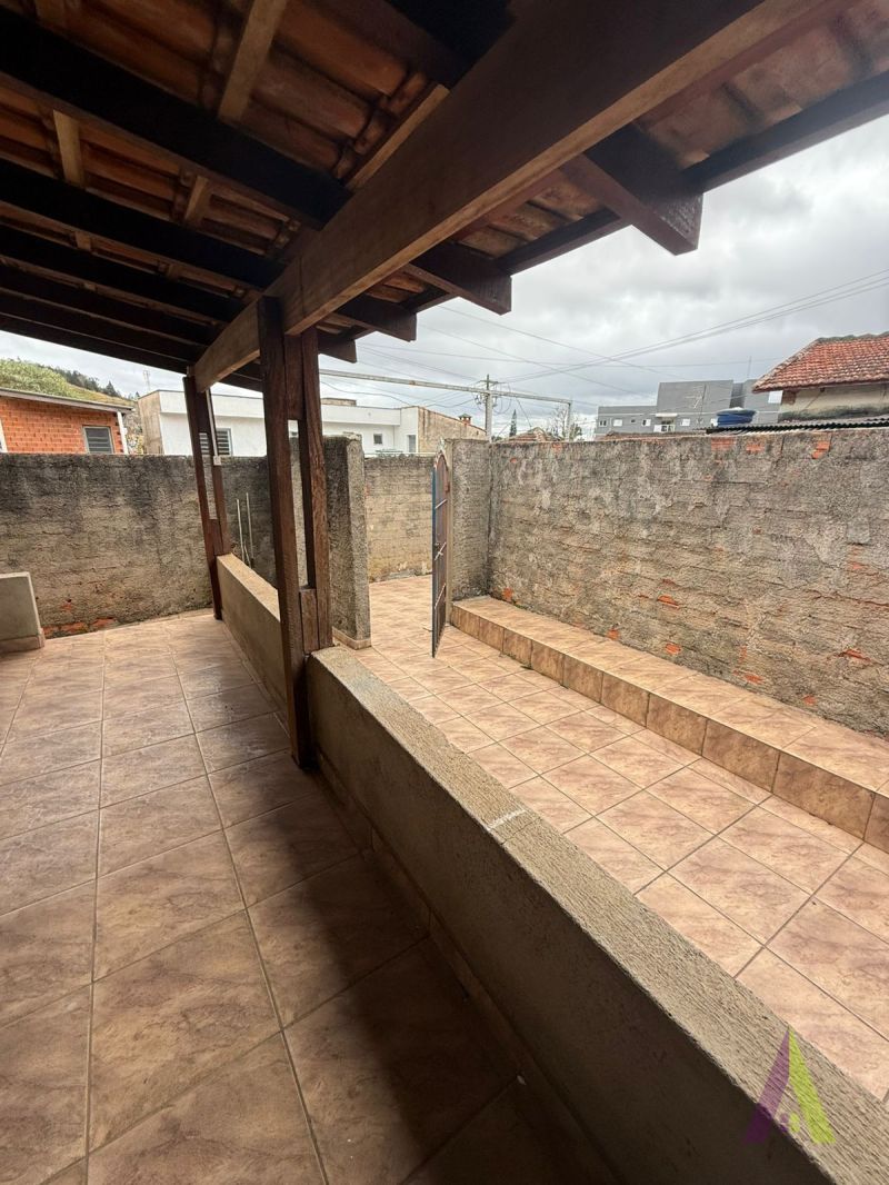 Casa Térrea sem Vaga de Garagem em São Roque!