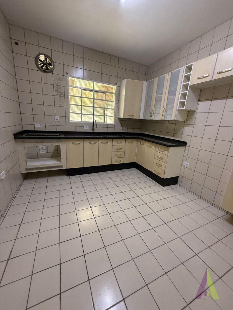 Casa Térrea sem Vaga de Garagem em São Roque!