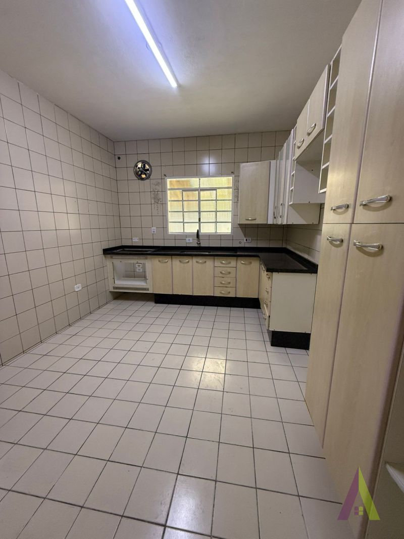 Casa Térrea sem Vaga de Garagem em São Roque!