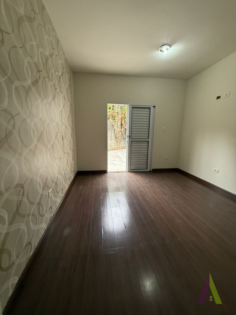 Casa Térrea sem Vaga de Garagem em São Roque!