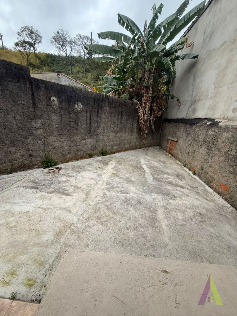 Casa Térrea sem Vaga de Garagem em São Roque!