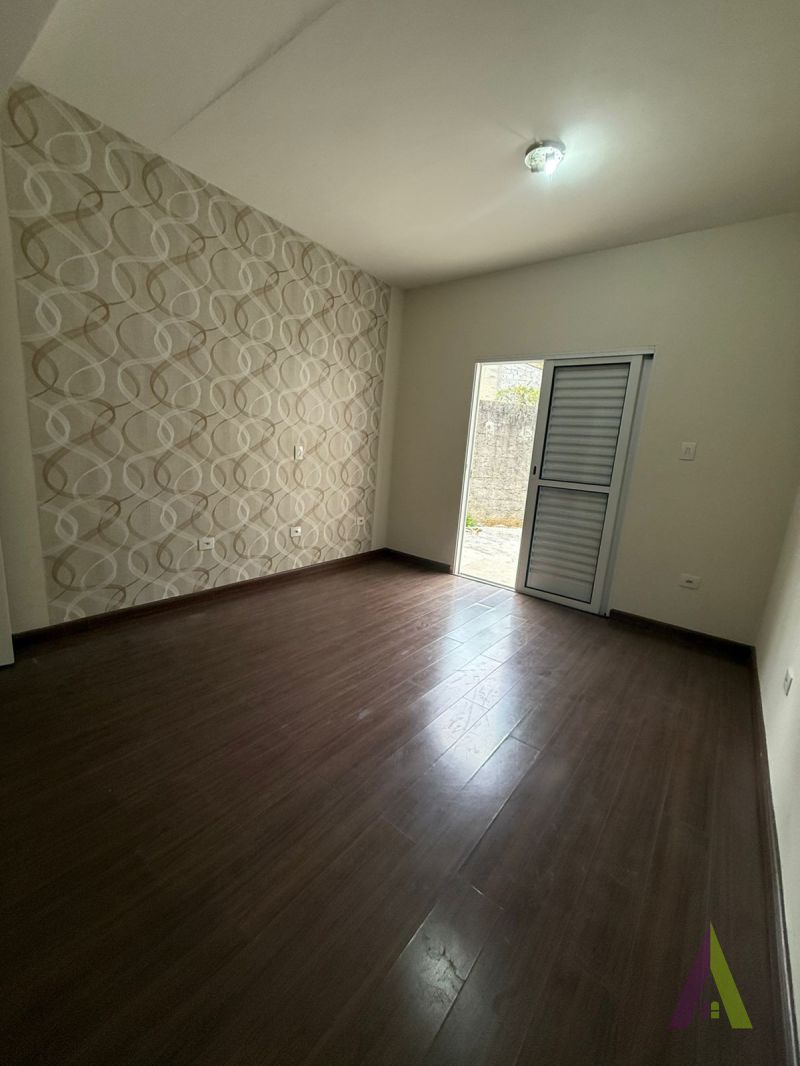 Casa Térrea sem Vaga de Garagem em São Roque!