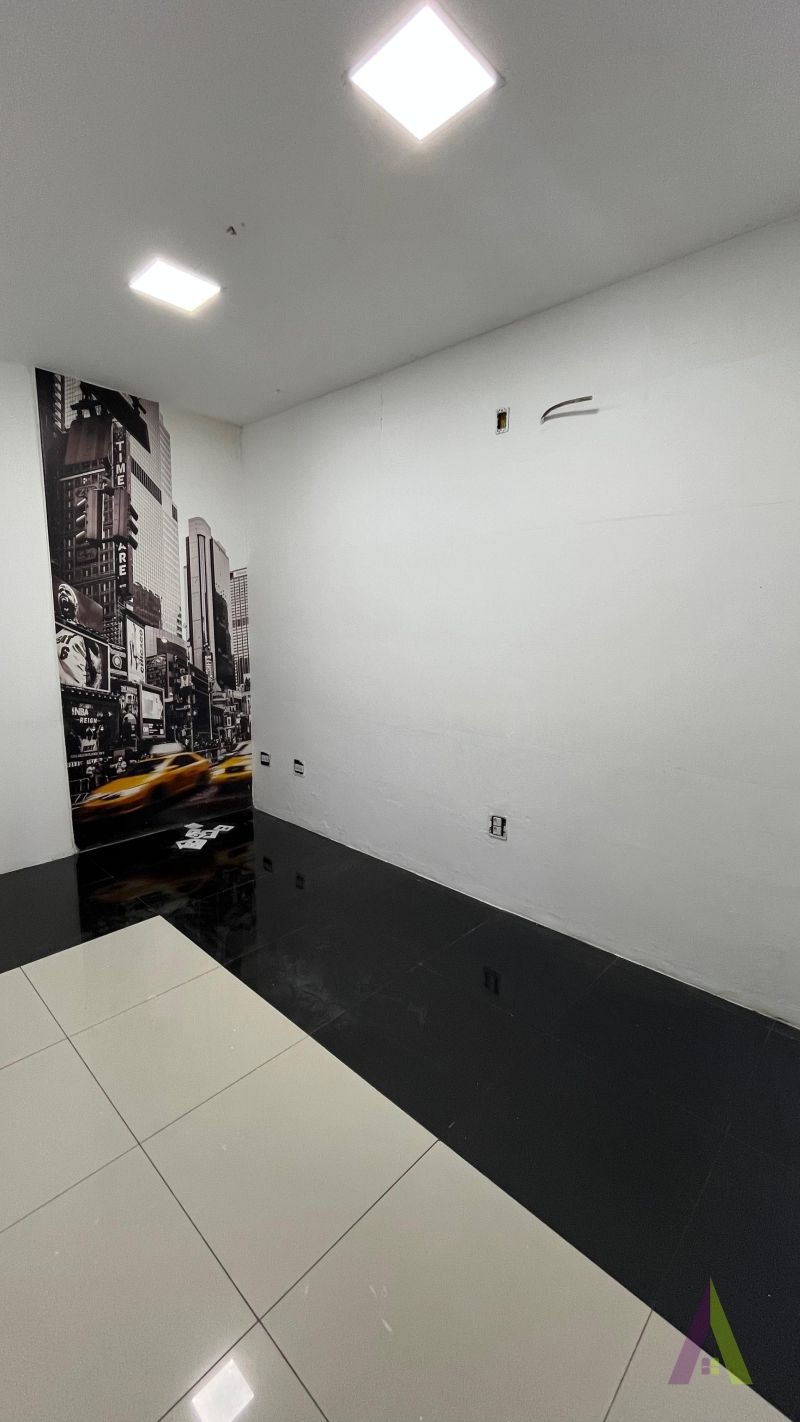 Prédio Comercial com 8 Salas no Centro de São Roque!